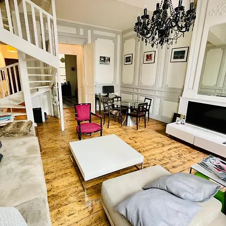 T4 In The Heart Of Old Close To Amenities Apartment