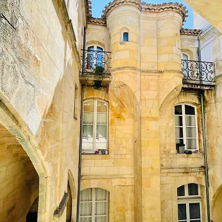 T4 In The Heart Of Old Close To Amenities Apartment